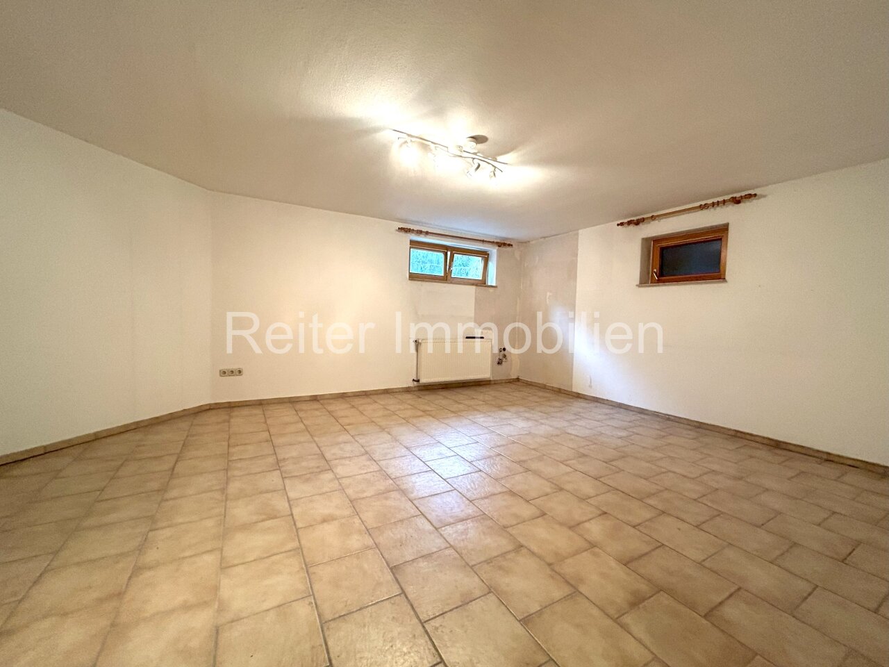 Büro/Gästezimmer/Partyraum Keller