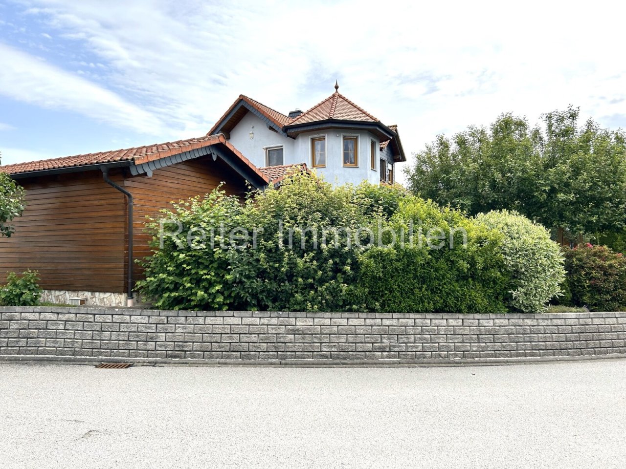 eingewachsenes Grundstück mit Gartenhütte