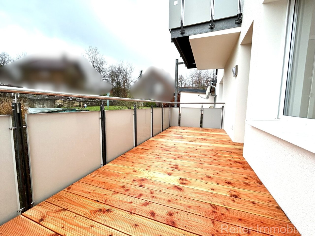 großzügiger Balkon mit Gartenblick